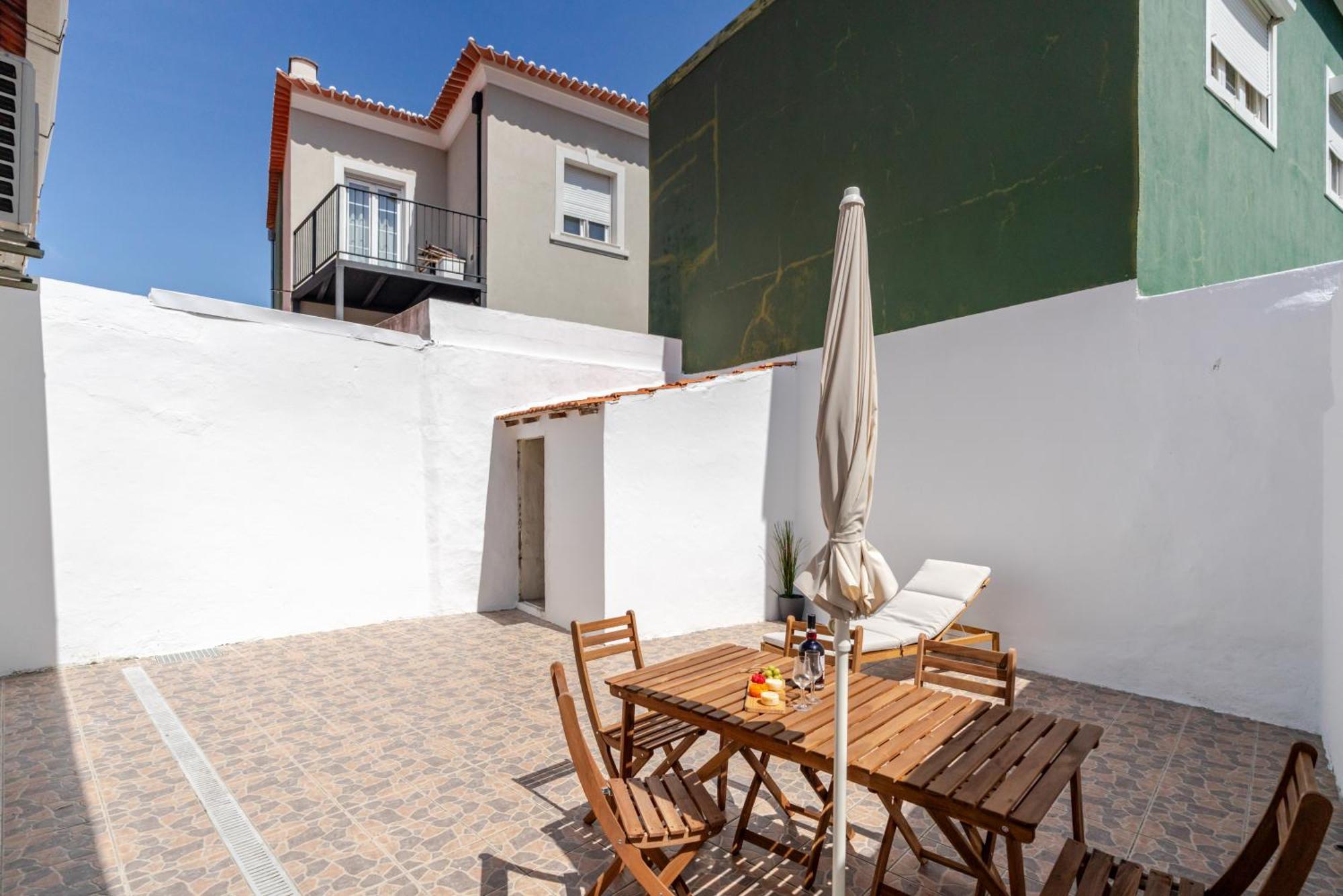 Casa de férias Hostwise - Traditional House With Terrace